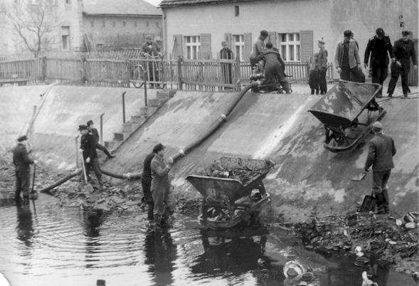 Reinigung des Löschteiches mit alten Loren